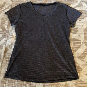Women tops, size small, color gray and black. Good condition.